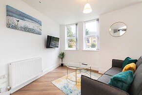 Stylish Flat in Romford - 5mins for Elizabeth Line