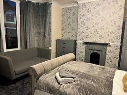 Derby House - Perfect for Contractors/groups