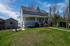 Lakeside Escape in Ramara