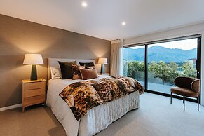 Korari House - Lake Views - Sleeps 10