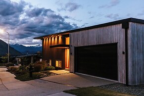 Korari House - Lake Views - Sleeps 10