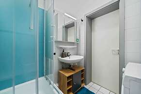 Up to 4 People Center Water Netflix