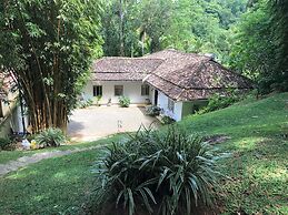 Leonora House, Talpe