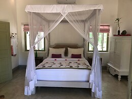 Leonora House, Talpe