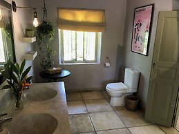 Leonora House, Talpe