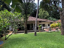 Leonora House, Talpe