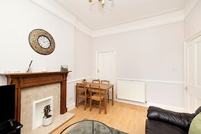 Elegant 2-Bed Flat with Edinburgh Charm