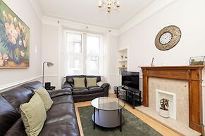 Elegant 2-Bed Flat with Edinburgh Charm