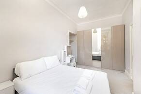 Elegant 2-Bed Flat with Edinburgh Charm