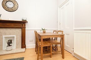 Elegant 2-Bed Flat with Edinburgh Charm