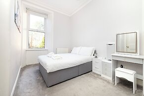 Elegant 2-Bed Flat with Edinburgh Charm
