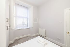 Elegant 2-Bed Flat with Edinburgh Charm