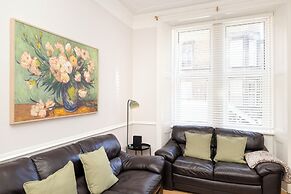Elegant 2-Bed Flat with Edinburgh Charm