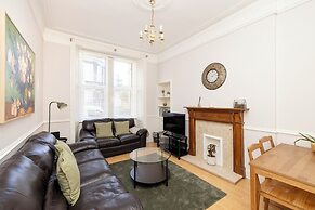 Elegant 2-Bed Flat with Edinburgh Charm