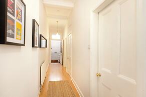 Elegant 2-Bed Flat with Edinburgh Charm