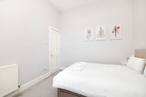 Elegant 2-Bed Flat with Edinburgh Charm