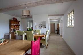 Stunning 6 Bedroom Riverside Barn Cotswold Mill