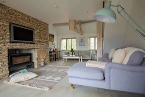 Stunning 6 Bedroom Riverside Barn Cotswold Mill
