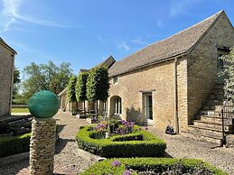 Stunning 6 Bedroom Riverside Barn Cotswold Mill
