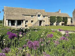 Stunning 6 Bedroom Riverside Barn Cotswold Mill