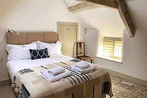 Stunning 6 Bedroom Riverside Barn Cotswold Mill