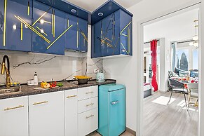Luxury Apt 402 With Pool & Lake View