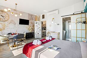 Luxury Apt 402 With Pool & Lake View