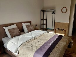 Luxury Apartment With Pool & Parking