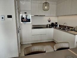 Luxury Apartment With Pool & Parking