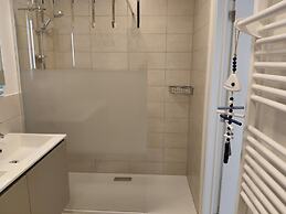 Luxury Apartment With Pool & Parking