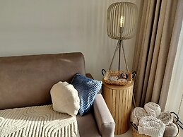 Luxury Apartment With Pool & Parking