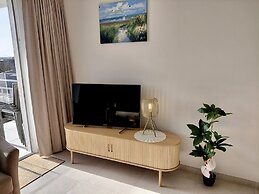 Luxury Apartment With Pool & Parking
