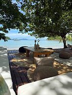 Baia beachfront boutique lodge