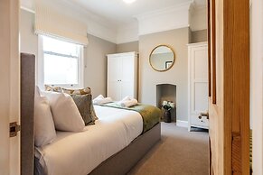 Stunning 2BD Townhouse in Cheltenham