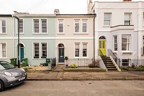 Stunning 2BD Townhouse in Cheltenham