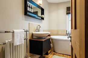 Stunning 2BD Townhouse in Cheltenham
