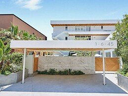 WEEKEND HOUSE