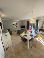 Villa Alba: Sunlit Comfort in Lirac