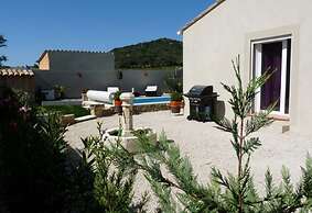 Villa Alba: Sunlit Comfort in Lirac