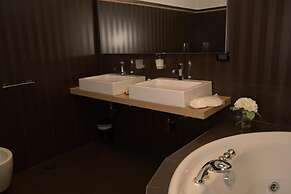 Palace Eight Suites & Spa