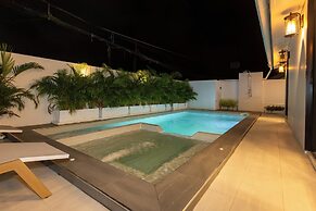 Newly Renovated Pool Villa with BBQ V296