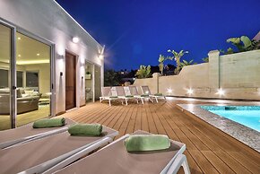 Luxurious Elegant Villa With Impressive Sauna&pool