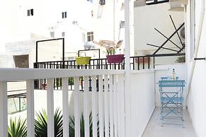 Central Flat With Traditional Maltese Balcony