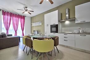 Central Flat With Traditional Maltese Balcony
