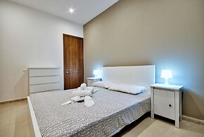 Central Flat With Traditional Maltese Balcony
