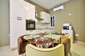 Central Flat With Traditional Maltese Balcony