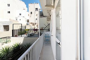 Central Flat With Traditional Maltese Balcony