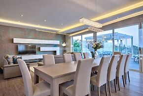 Prestigious Grand Villa With Luxurious Amenities