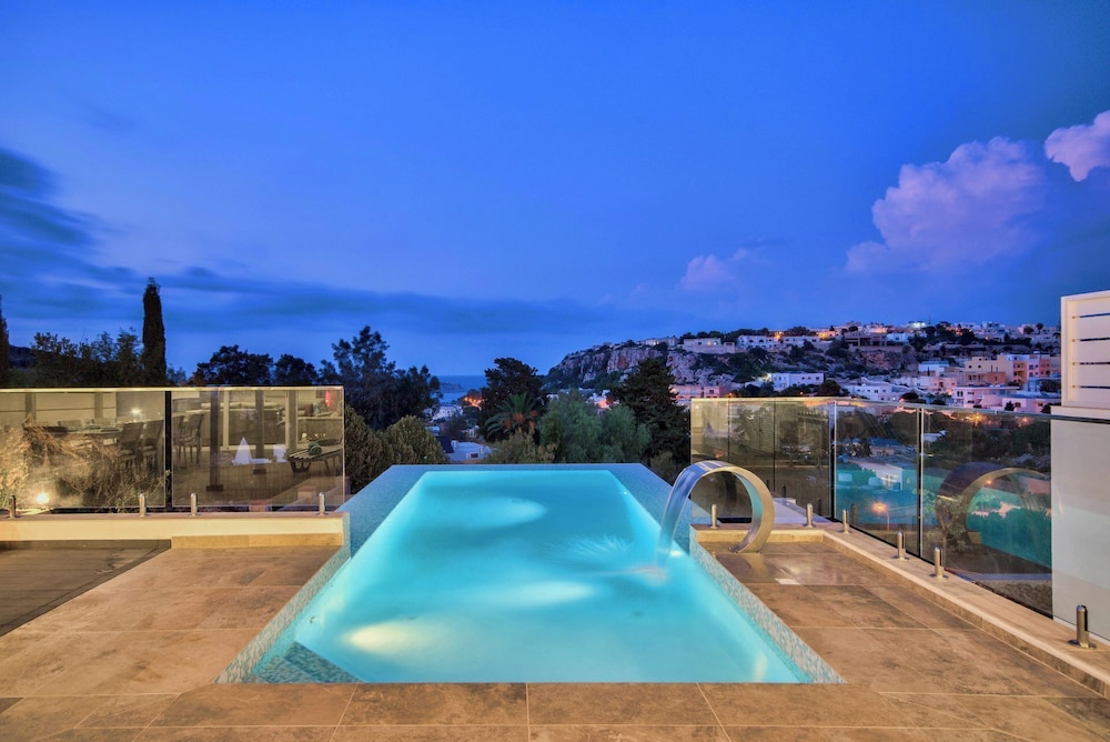 Prestigious Grand Villa With Luxurious Amenities