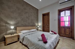 Delightful Apartment With Traditional Balcony
